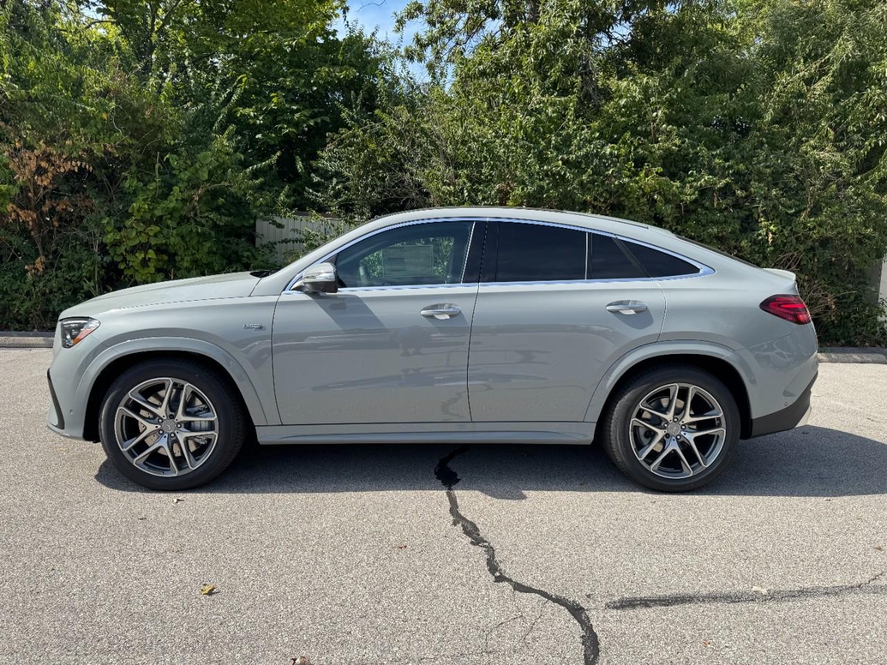 Mercedes-Benz GLE Vehicle Full-screen Gallery Image 2