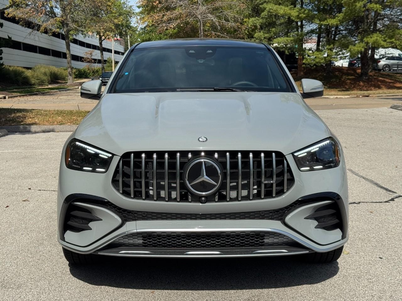 Mercedes-Benz GLE Vehicle Full-screen Gallery Image 8