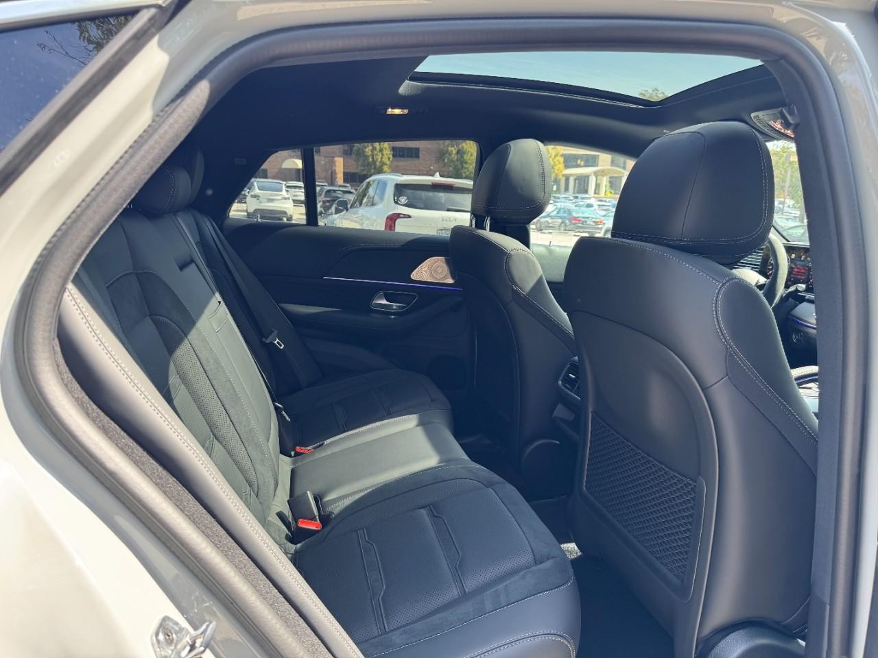 Mercedes-Benz GLE Vehicle Full-screen Gallery Image 9