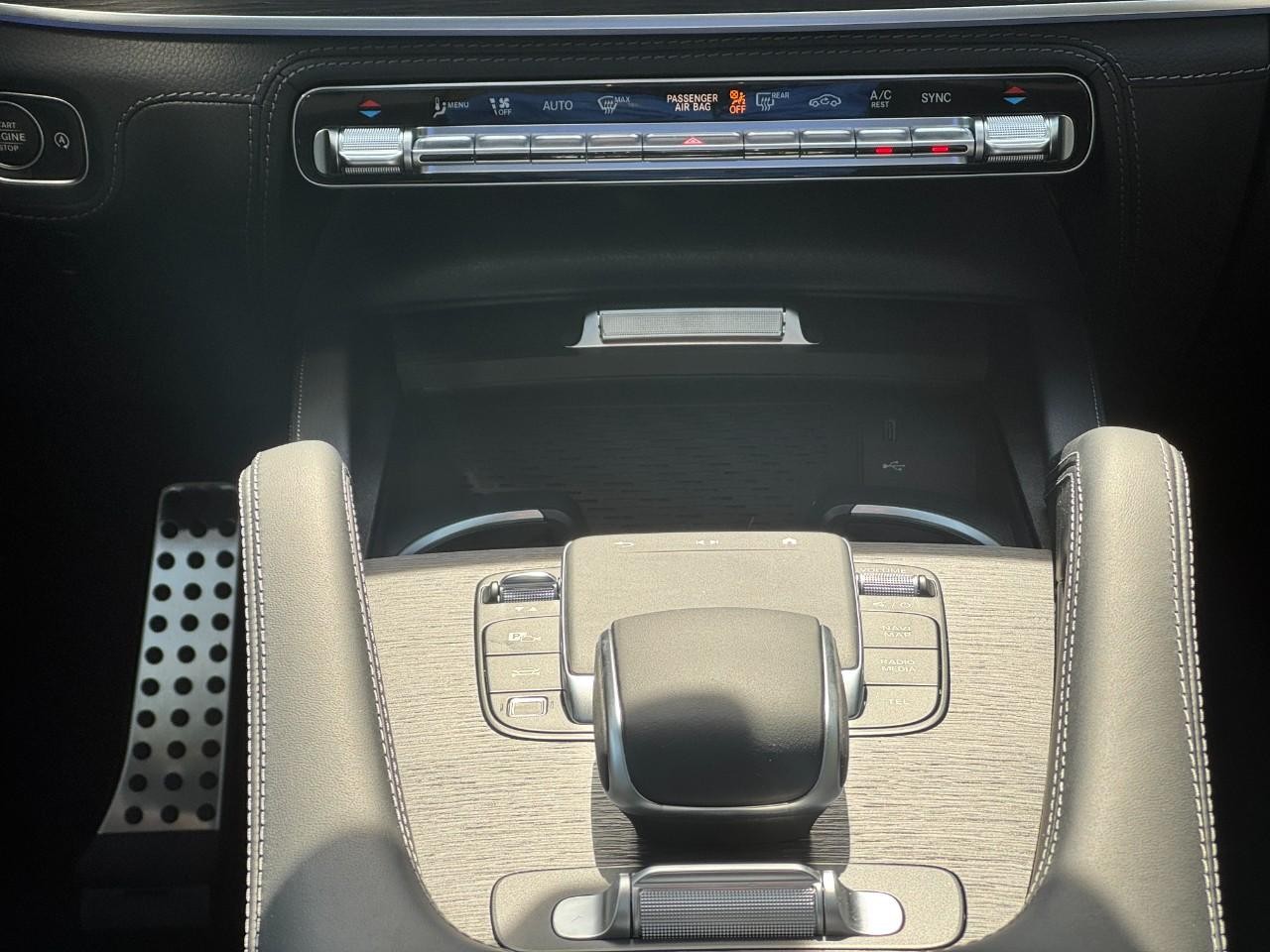 Mercedes-Benz GLE Vehicle Full-screen Gallery Image 13