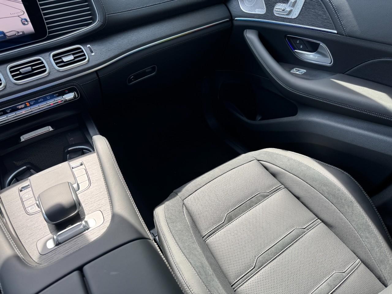 Mercedes-Benz GLE Vehicle Full-screen Gallery Image 14