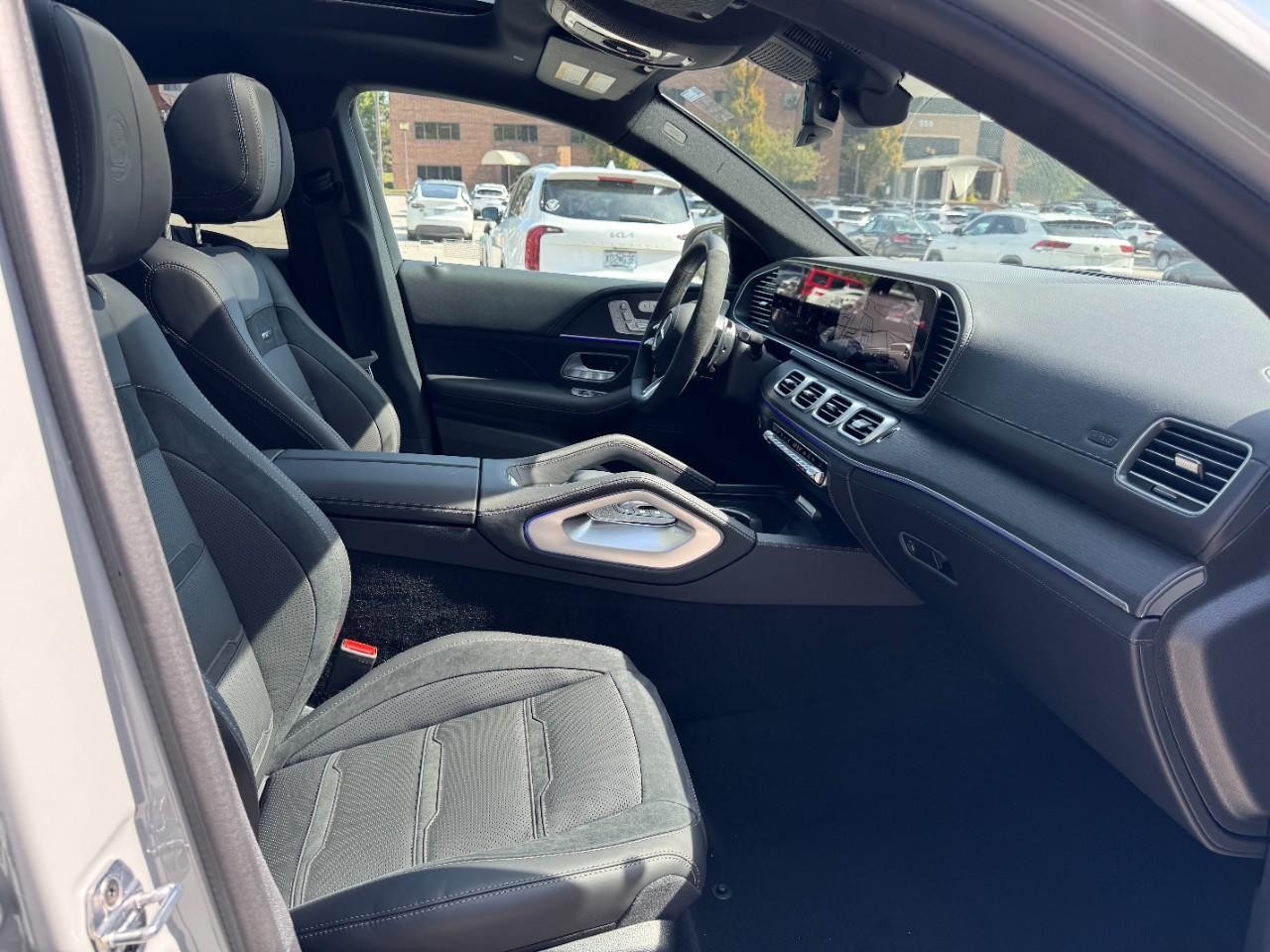 Mercedes-Benz GLE Vehicle Full-screen Gallery Image 16