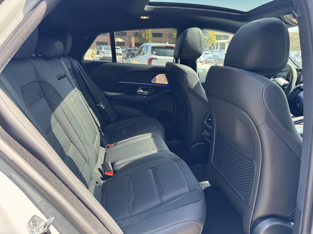 Mercedes-Benz GLE Vehicle Full-screen Gallery Image 17