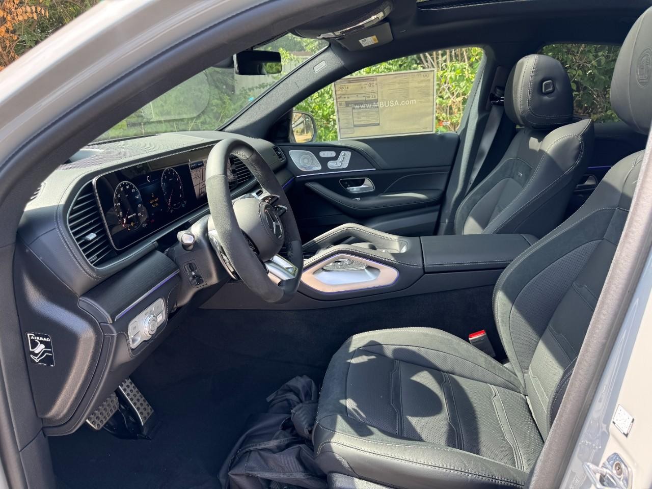 Mercedes-Benz GLE Vehicle Full-screen Gallery Image 18