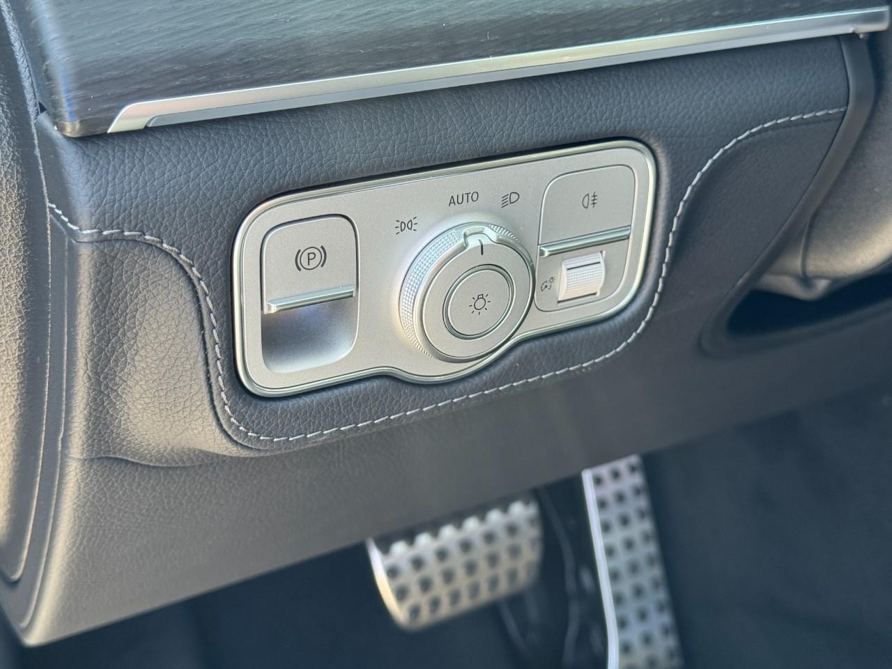 Mercedes-Benz GLE Vehicle Full-screen Gallery Image 20