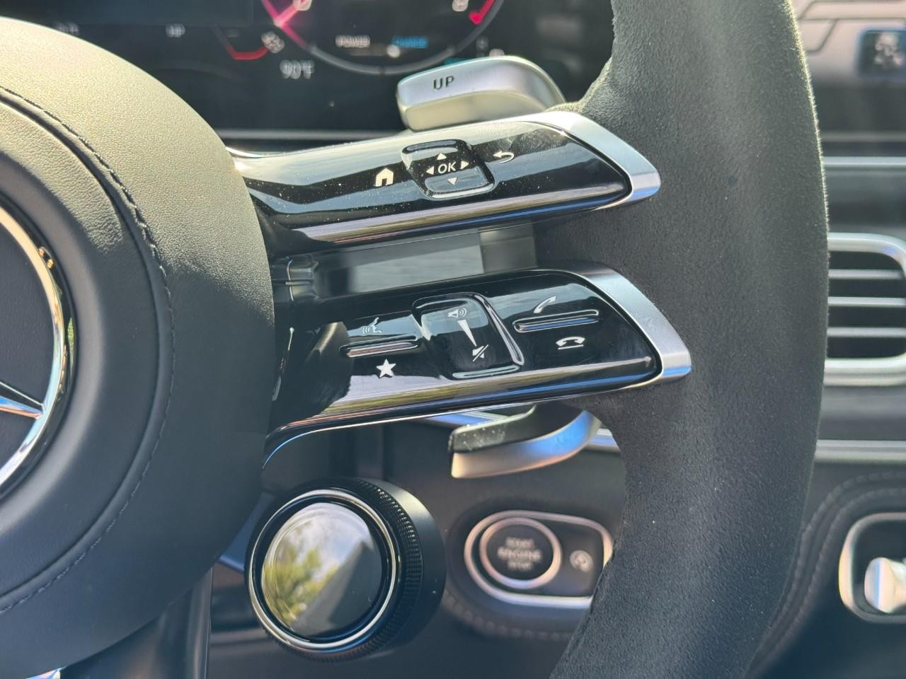 Mercedes-Benz GLE Vehicle Full-screen Gallery Image 22