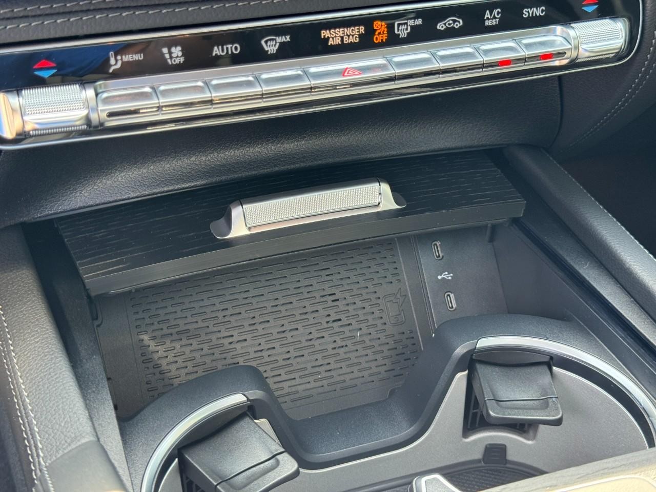 Mercedes-Benz GLE Vehicle Full-screen Gallery Image 26