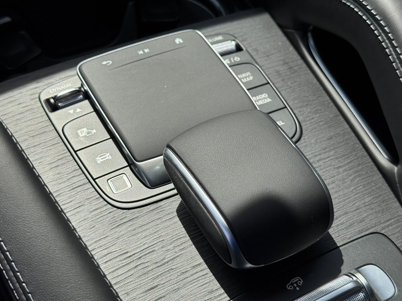 Mercedes-Benz GLE Vehicle Full-screen Gallery Image 27