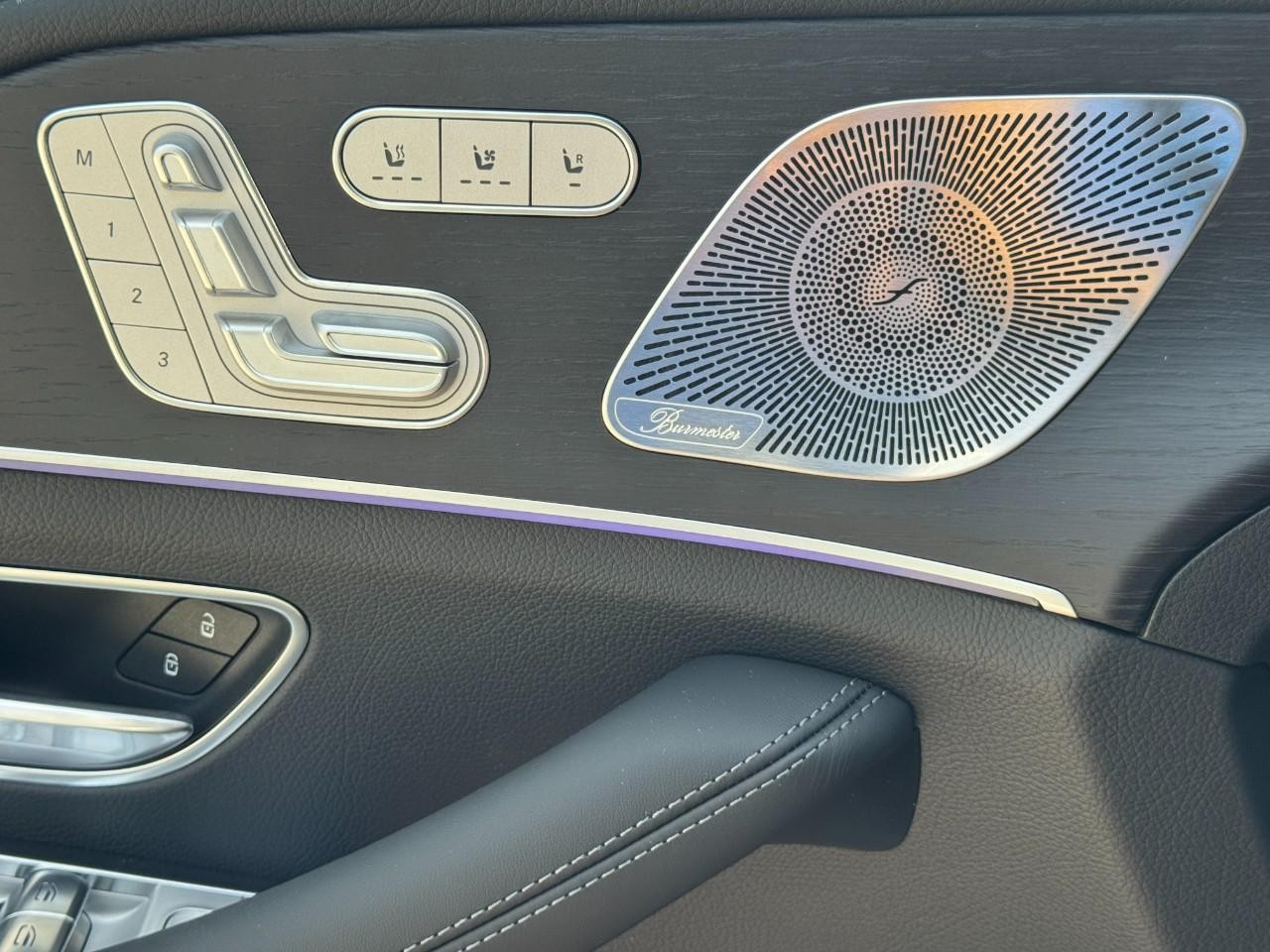 Mercedes-Benz GLE Vehicle Full-screen Gallery Image 28