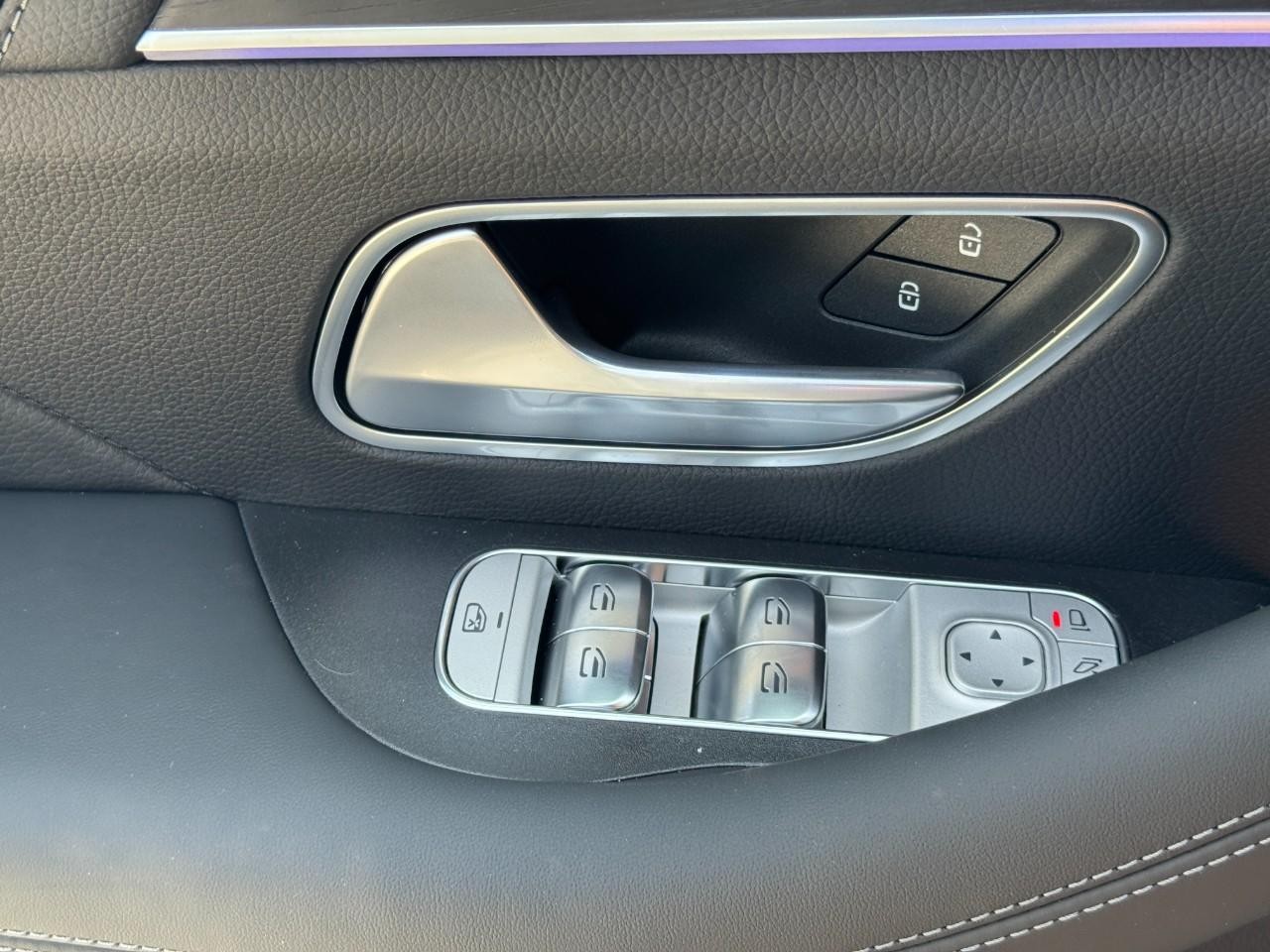 Mercedes-Benz GLE Vehicle Full-screen Gallery Image 29