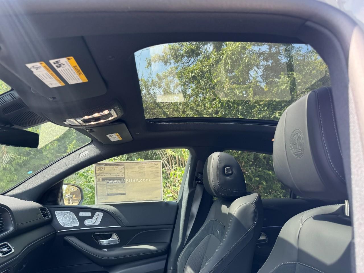 Mercedes-Benz GLE Vehicle Full-screen Gallery Image 30