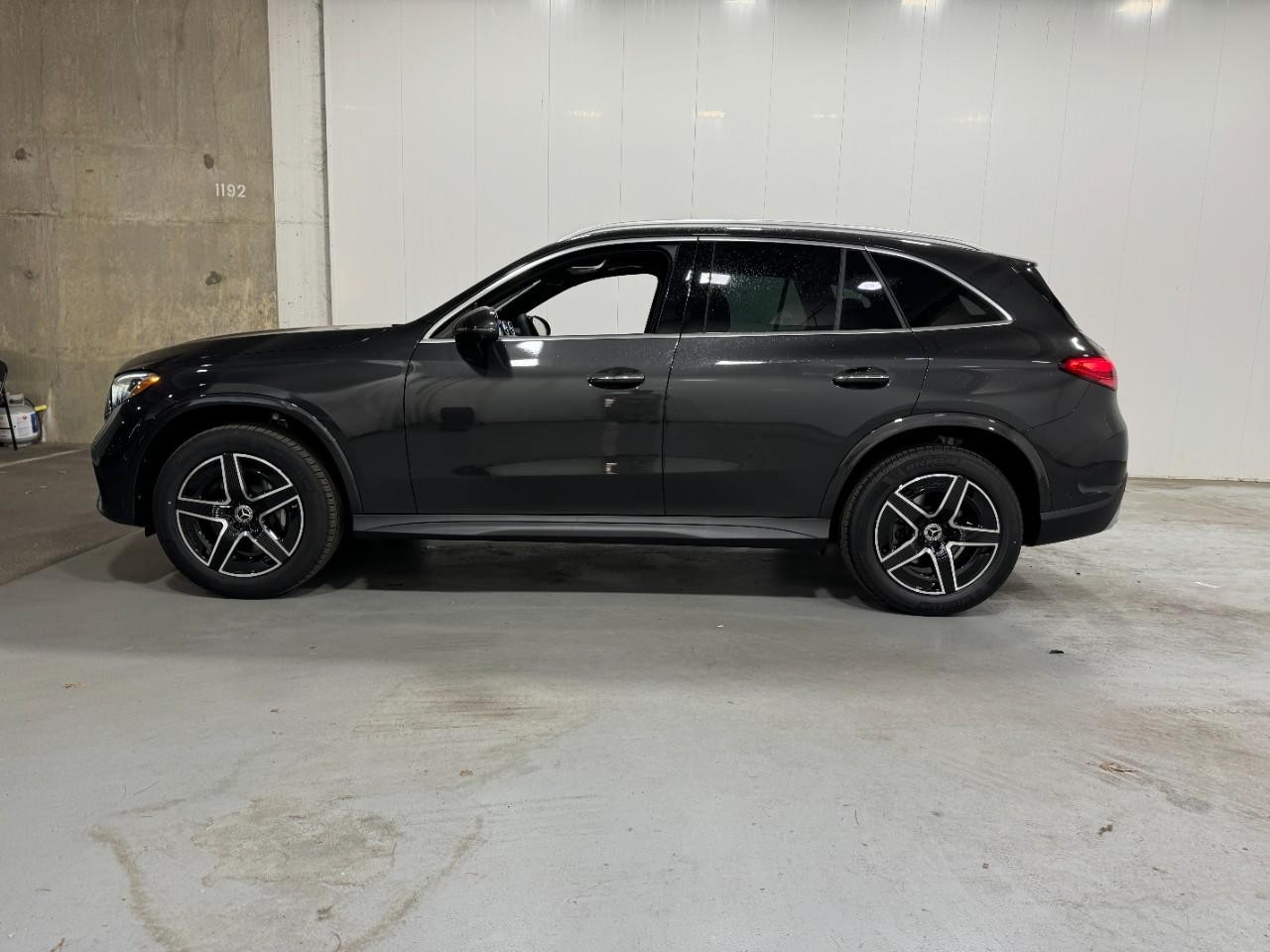 Mercedes-Benz GLC Vehicle Full-screen Gallery Image 2