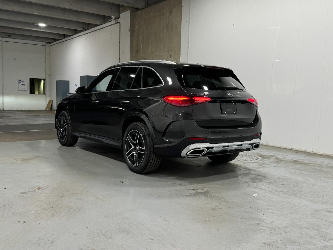 Mercedes-Benz GLC Vehicle Full-screen Gallery Image 3