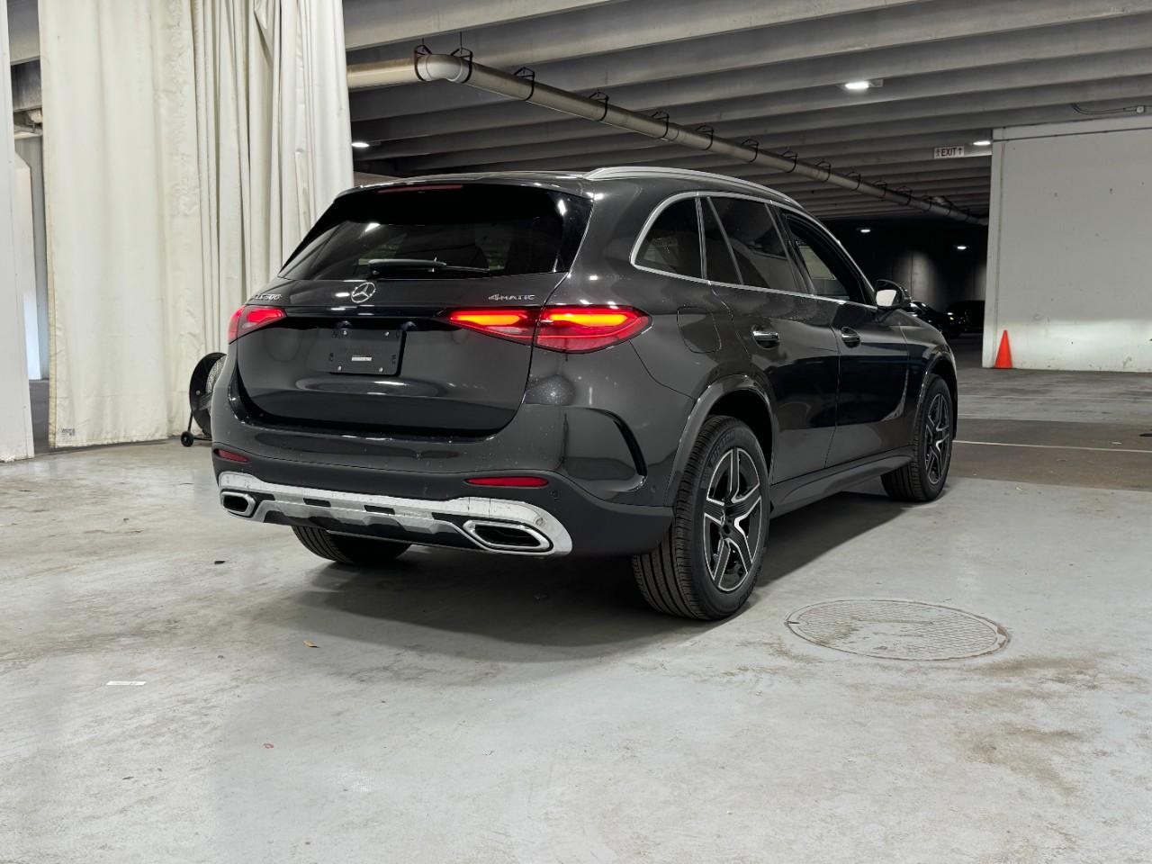 Mercedes-Benz GLC Vehicle Full-screen Gallery Image 4