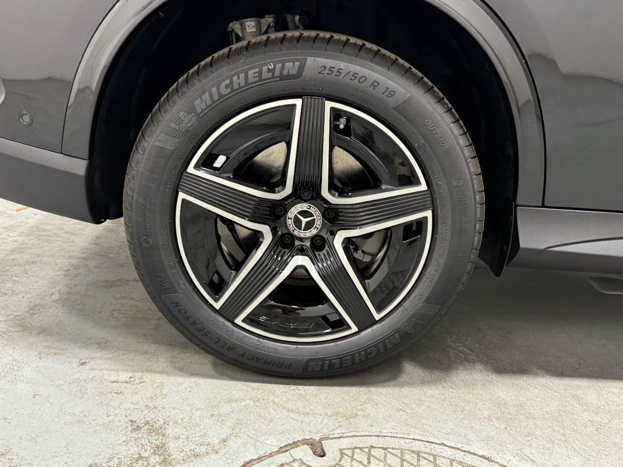 Mercedes-Benz GLC Vehicle Full-screen Gallery Image 5