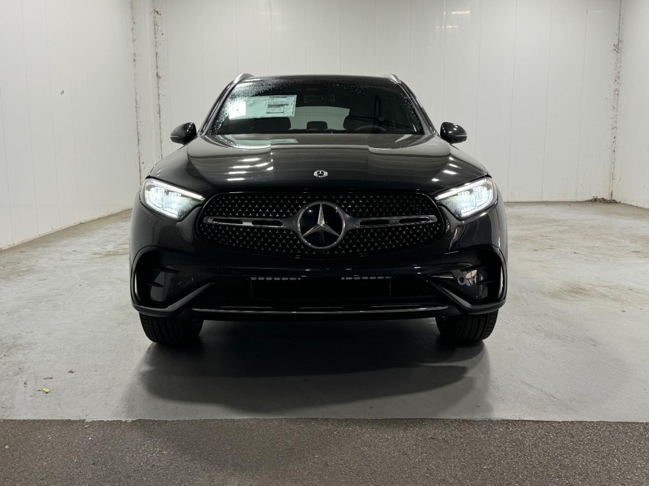 Mercedes-Benz GLC Vehicle Full-screen Gallery Image 7