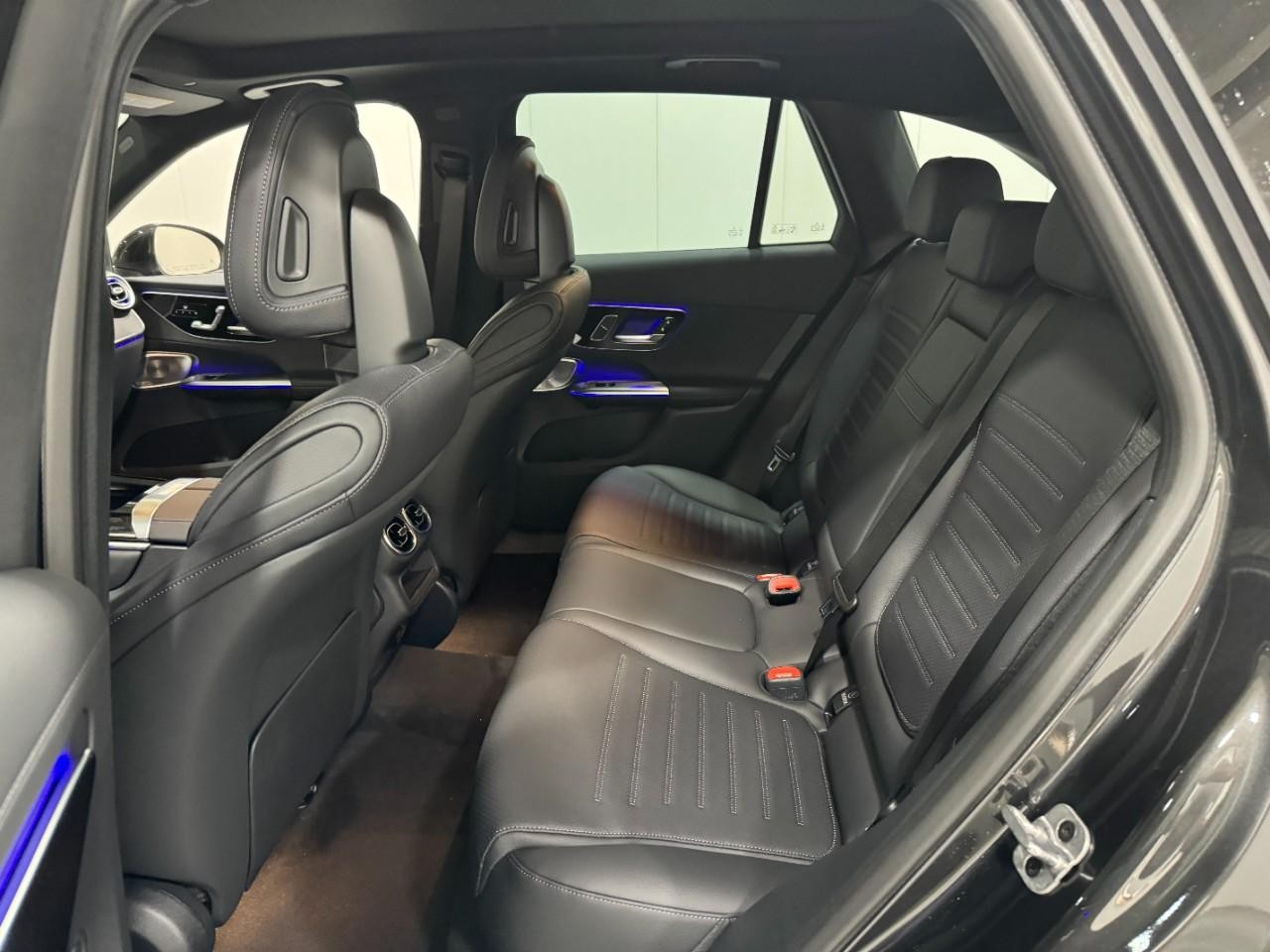 Mercedes-Benz GLC Vehicle Full-screen Gallery Image 8