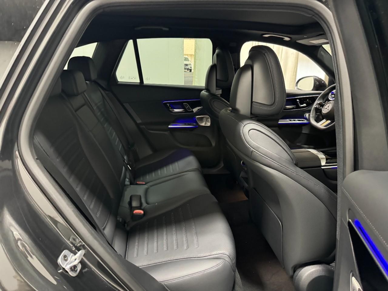 Mercedes-Benz GLC Vehicle Full-screen Gallery Image 10