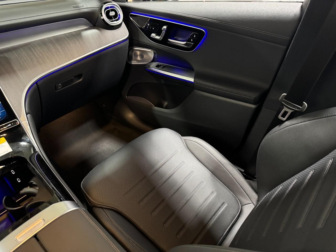 Mercedes-Benz GLC Vehicle Full-screen Gallery Image 15