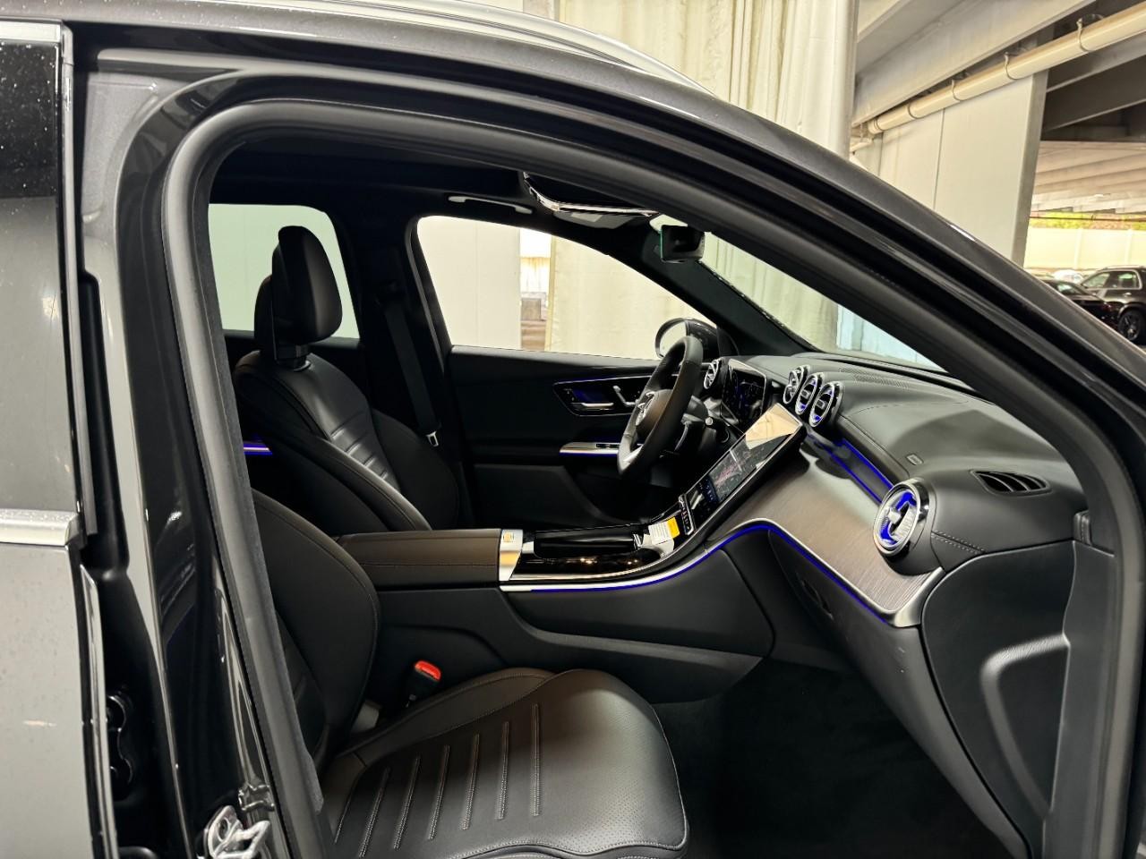 Mercedes-Benz GLC Vehicle Full-screen Gallery Image 16