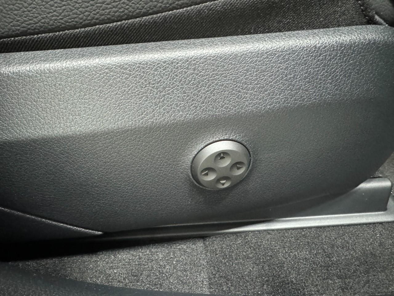 Mercedes-Benz GLC Vehicle Full-screen Gallery Image 18