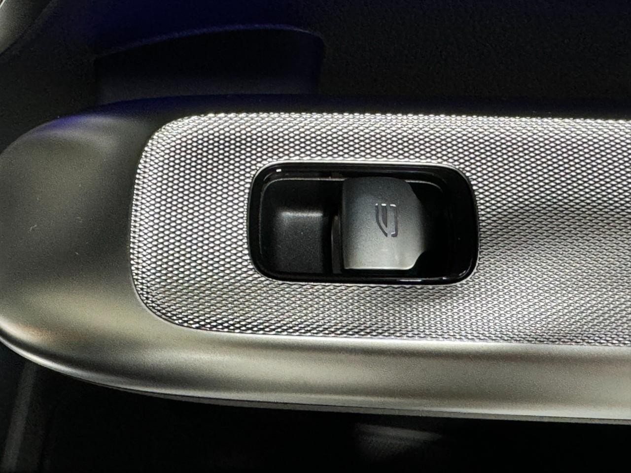 Mercedes-Benz GLC Vehicle Full-screen Gallery Image 21