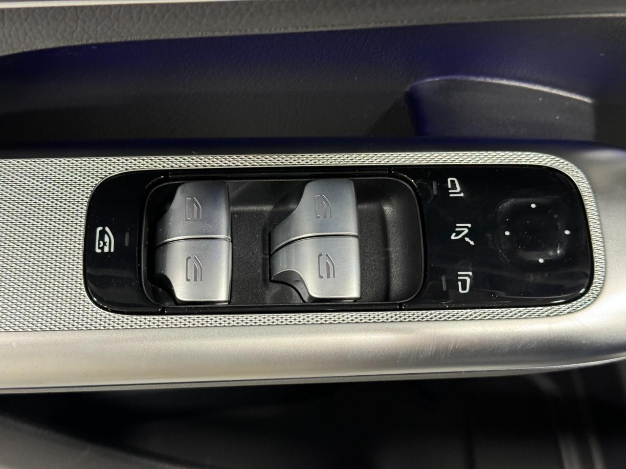 Mercedes-Benz GLC Vehicle Full-screen Gallery Image 24