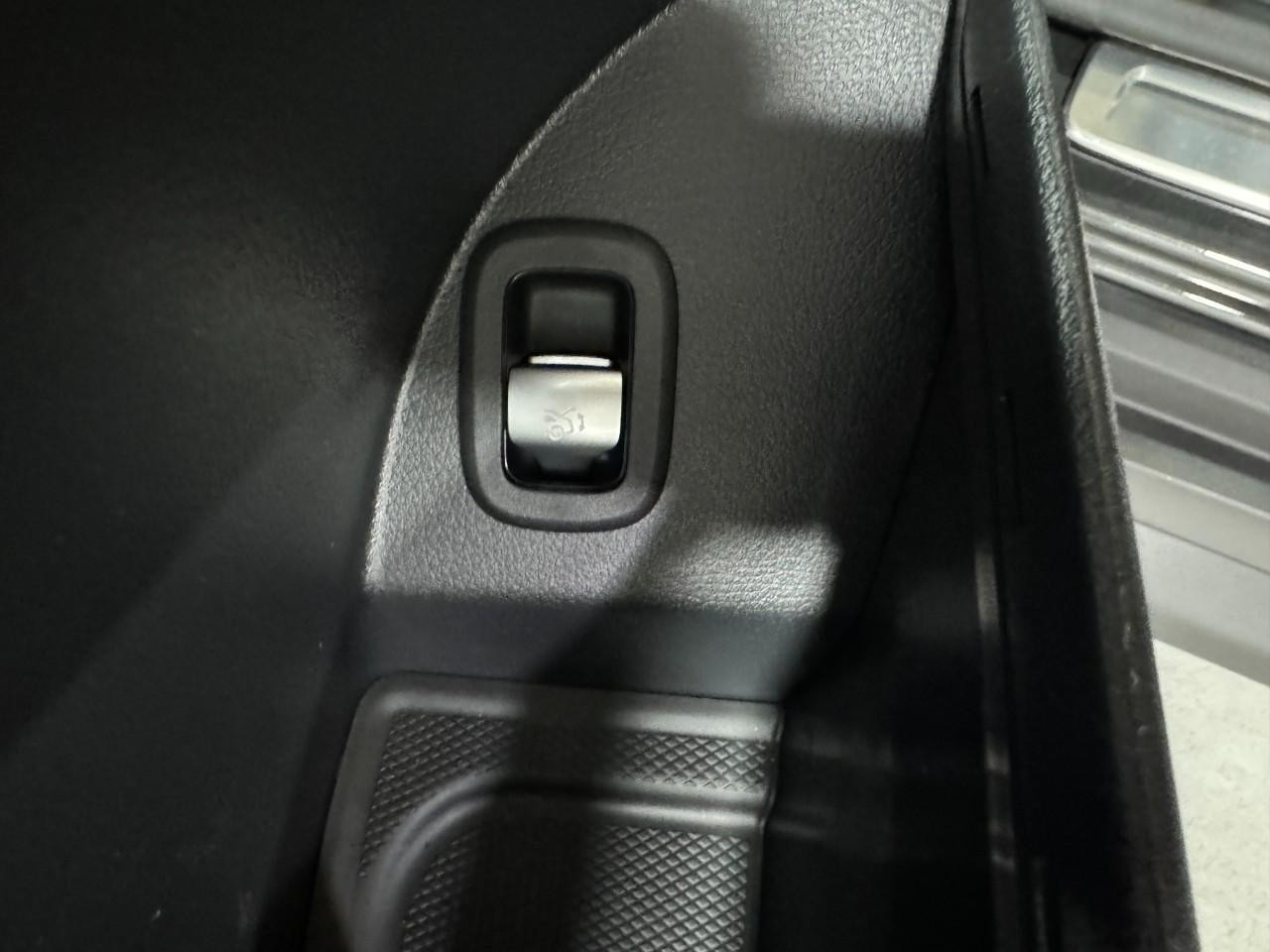 Mercedes-Benz GLC Vehicle Full-screen Gallery Image 25