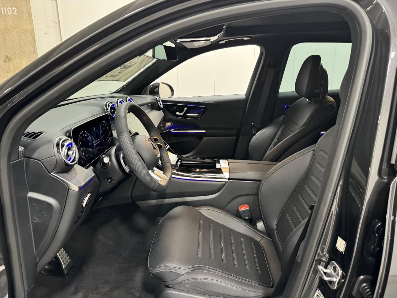 Mercedes-Benz GLC Vehicle Full-screen Gallery Image 26