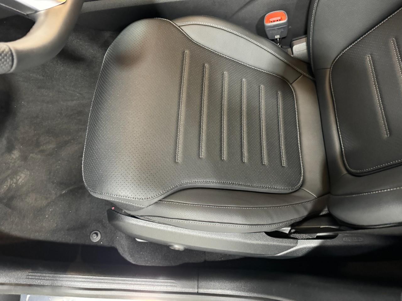 Mercedes-Benz GLC Vehicle Full-screen Gallery Image 27