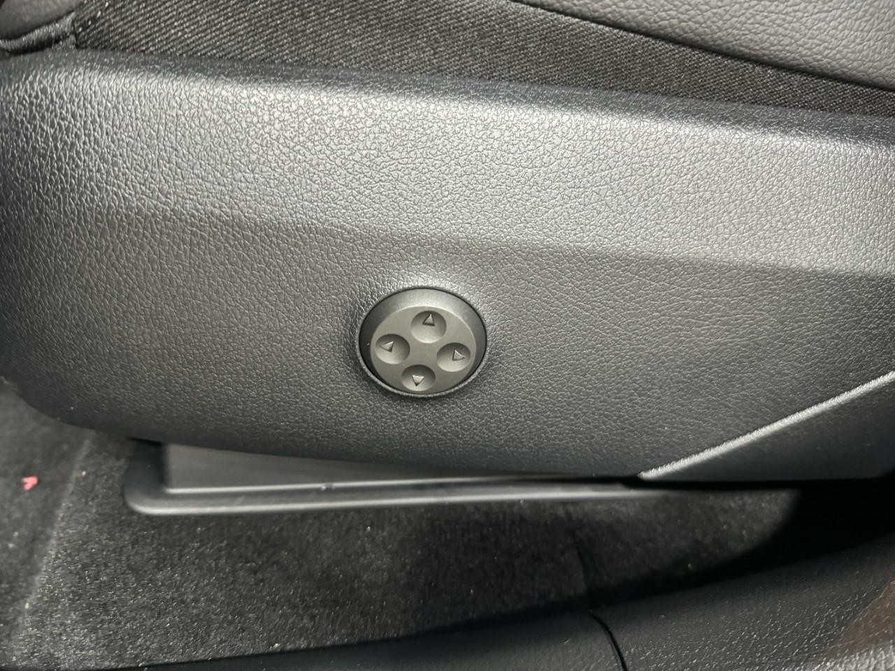 Mercedes-Benz GLC Vehicle Full-screen Gallery Image 28