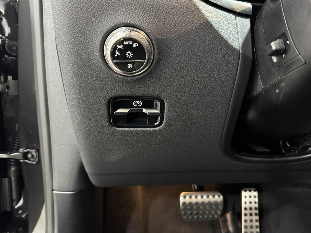 Mercedes-Benz GLC Vehicle Full-screen Gallery Image 29