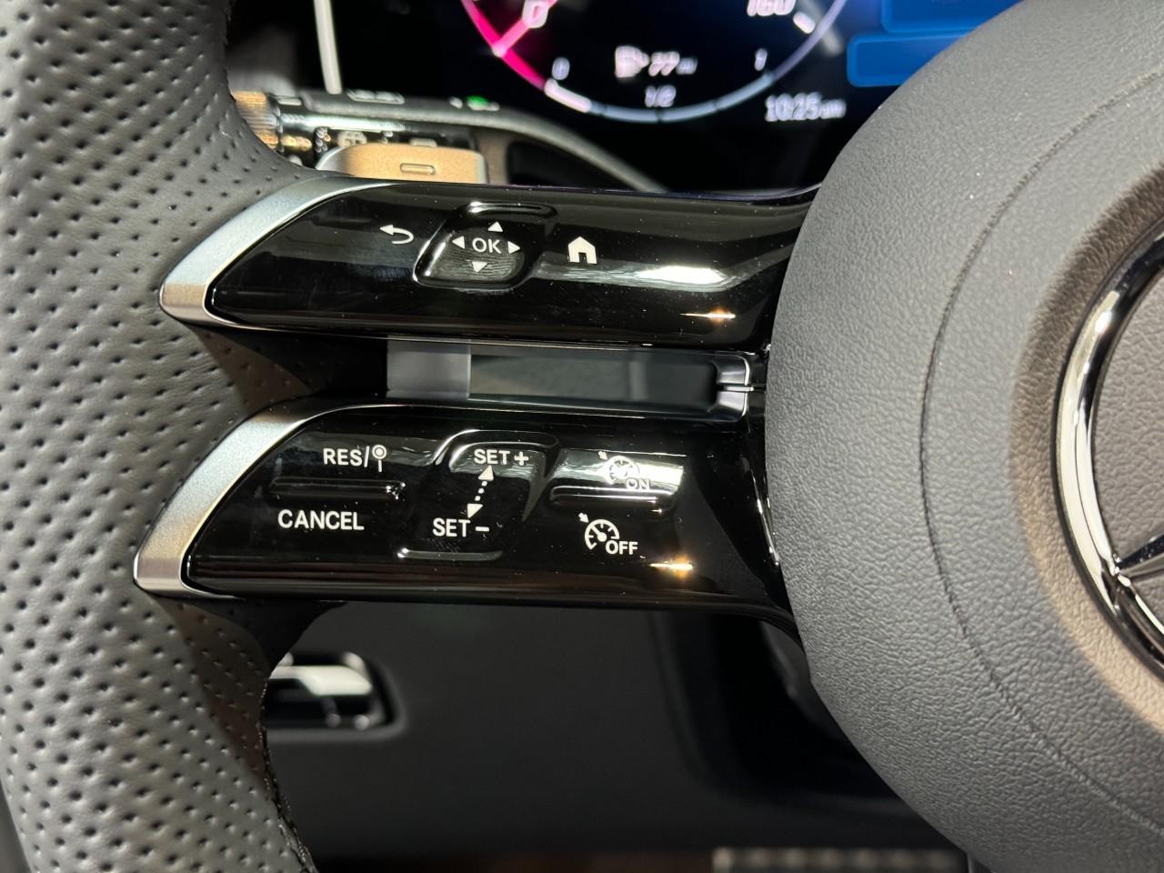 Mercedes-Benz GLC Vehicle Full-screen Gallery Image 30