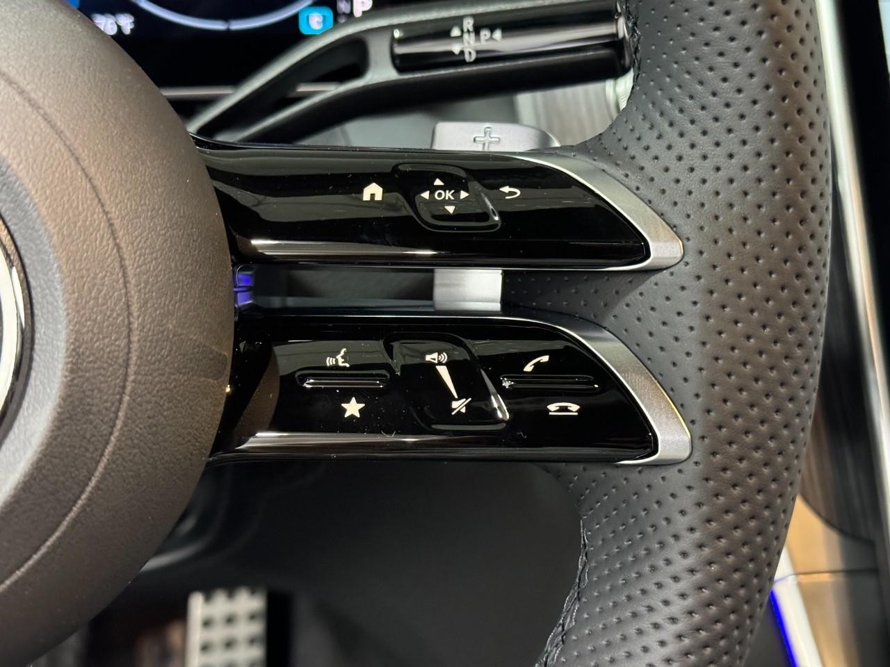 Mercedes-Benz GLC Vehicle Full-screen Gallery Image 31