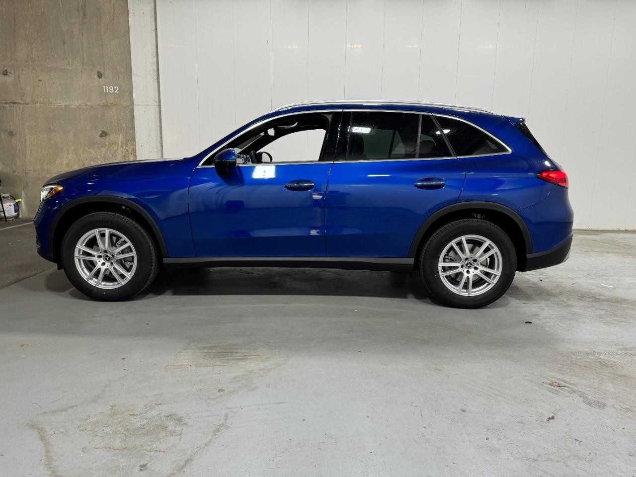 Mercedes-Benz GLC Vehicle Full-screen Gallery Image 2