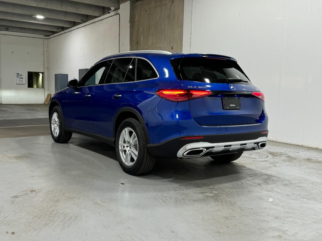 Mercedes-Benz GLC Vehicle Full-screen Gallery Image 3