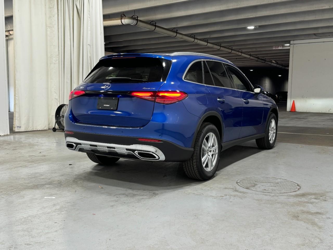 Mercedes-Benz GLC Vehicle Full-screen Gallery Image 4