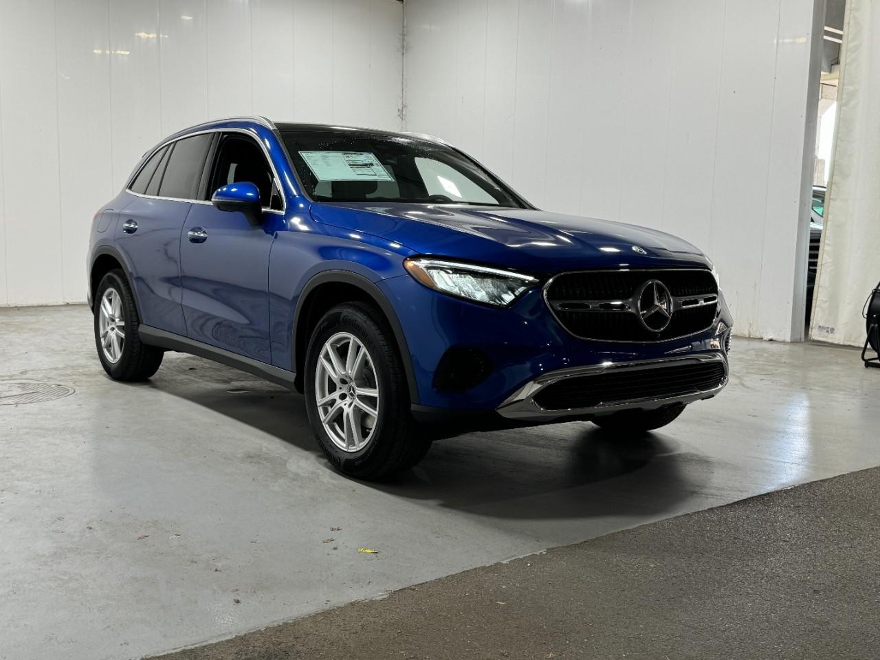 Mercedes-Benz GLC Vehicle Full-screen Gallery Image 6