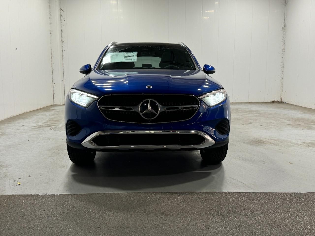 Mercedes-Benz GLC Vehicle Full-screen Gallery Image 7