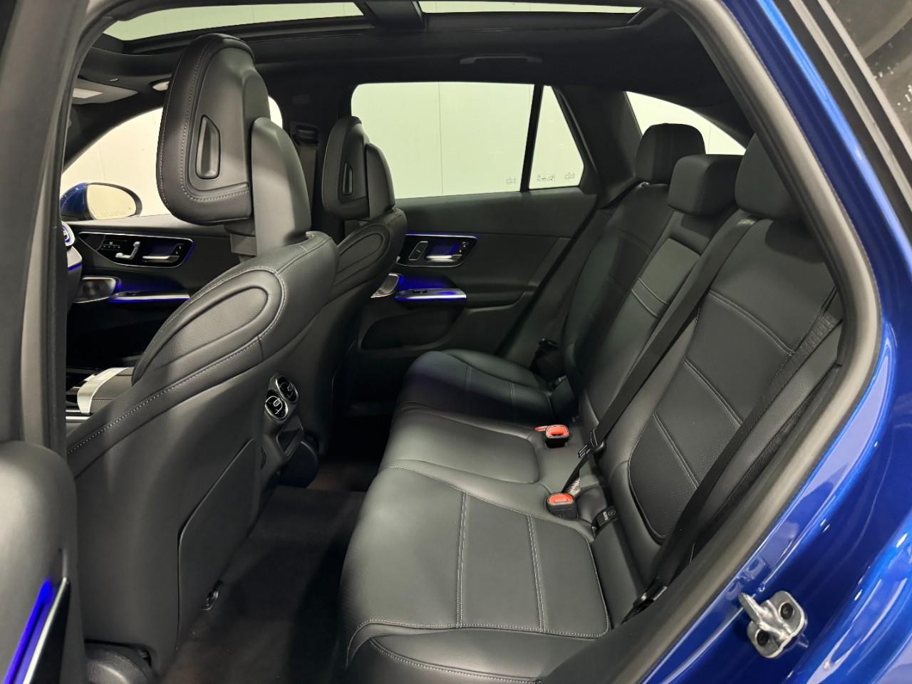 Mercedes-Benz GLC Vehicle Full-screen Gallery Image 8