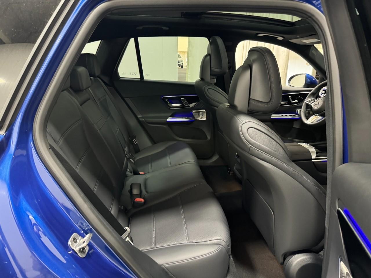 Mercedes-Benz GLC Vehicle Full-screen Gallery Image 10