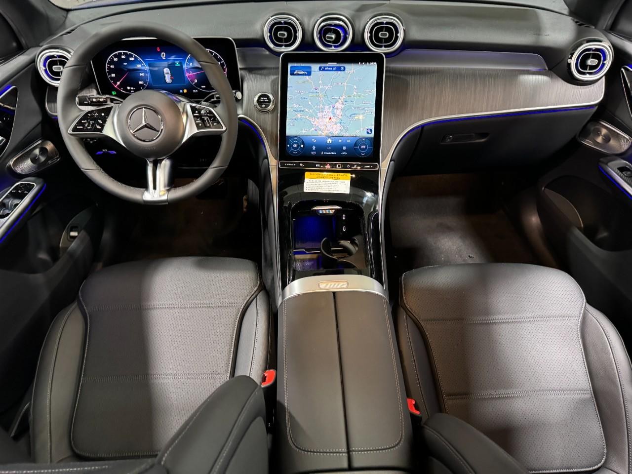 Mercedes-Benz GLC Vehicle Full-screen Gallery Image 12