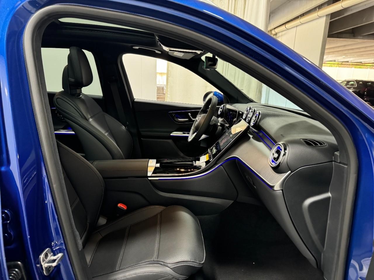 Mercedes-Benz GLC Vehicle Full-screen Gallery Image 16