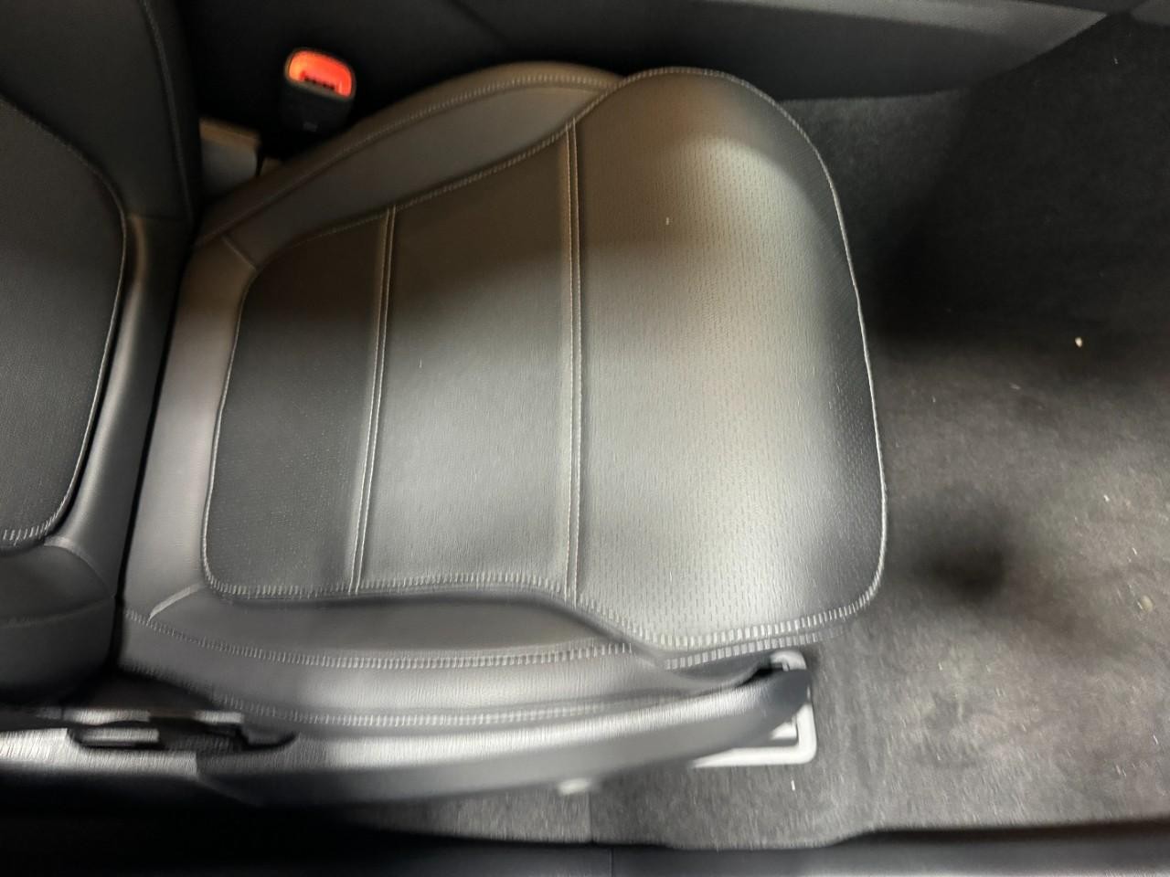 Mercedes-Benz GLC Vehicle Full-screen Gallery Image 17