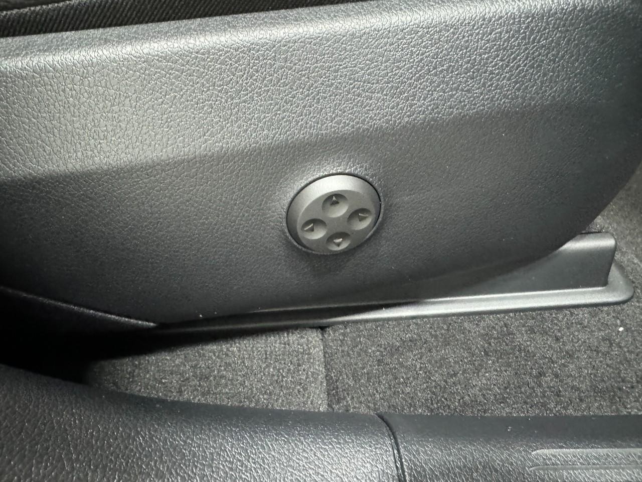 Mercedes-Benz GLC Vehicle Full-screen Gallery Image 18