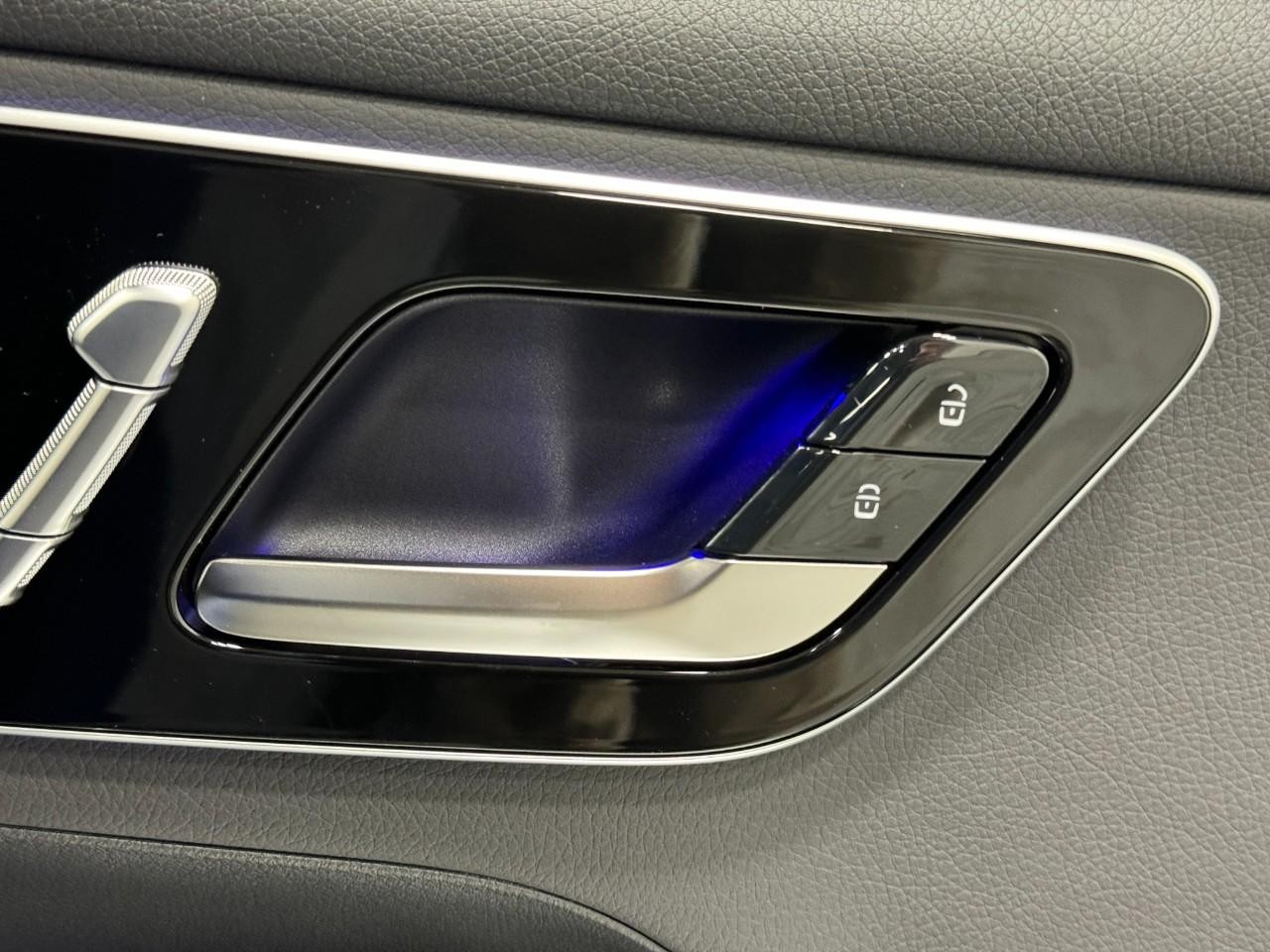 Mercedes-Benz GLC Vehicle Full-screen Gallery Image 20