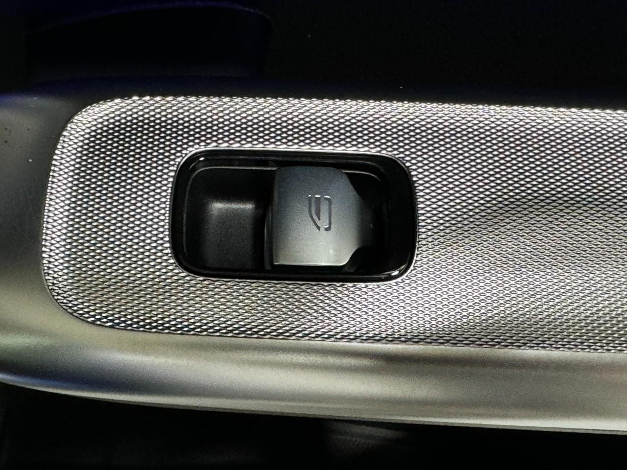 Mercedes-Benz GLC Vehicle Full-screen Gallery Image 21