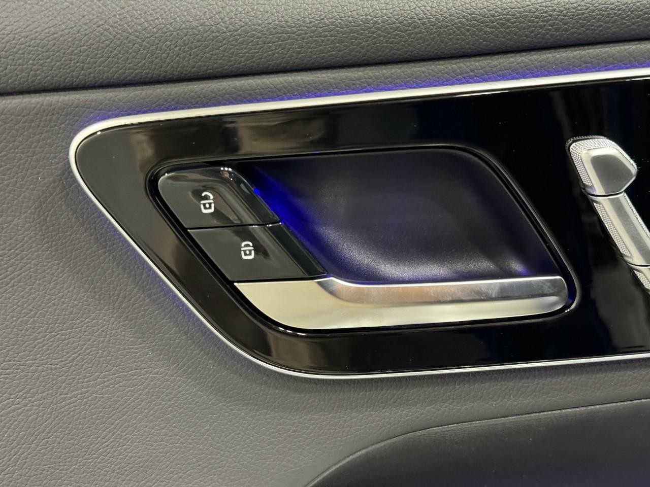 Mercedes-Benz GLC Vehicle Full-screen Gallery Image 23