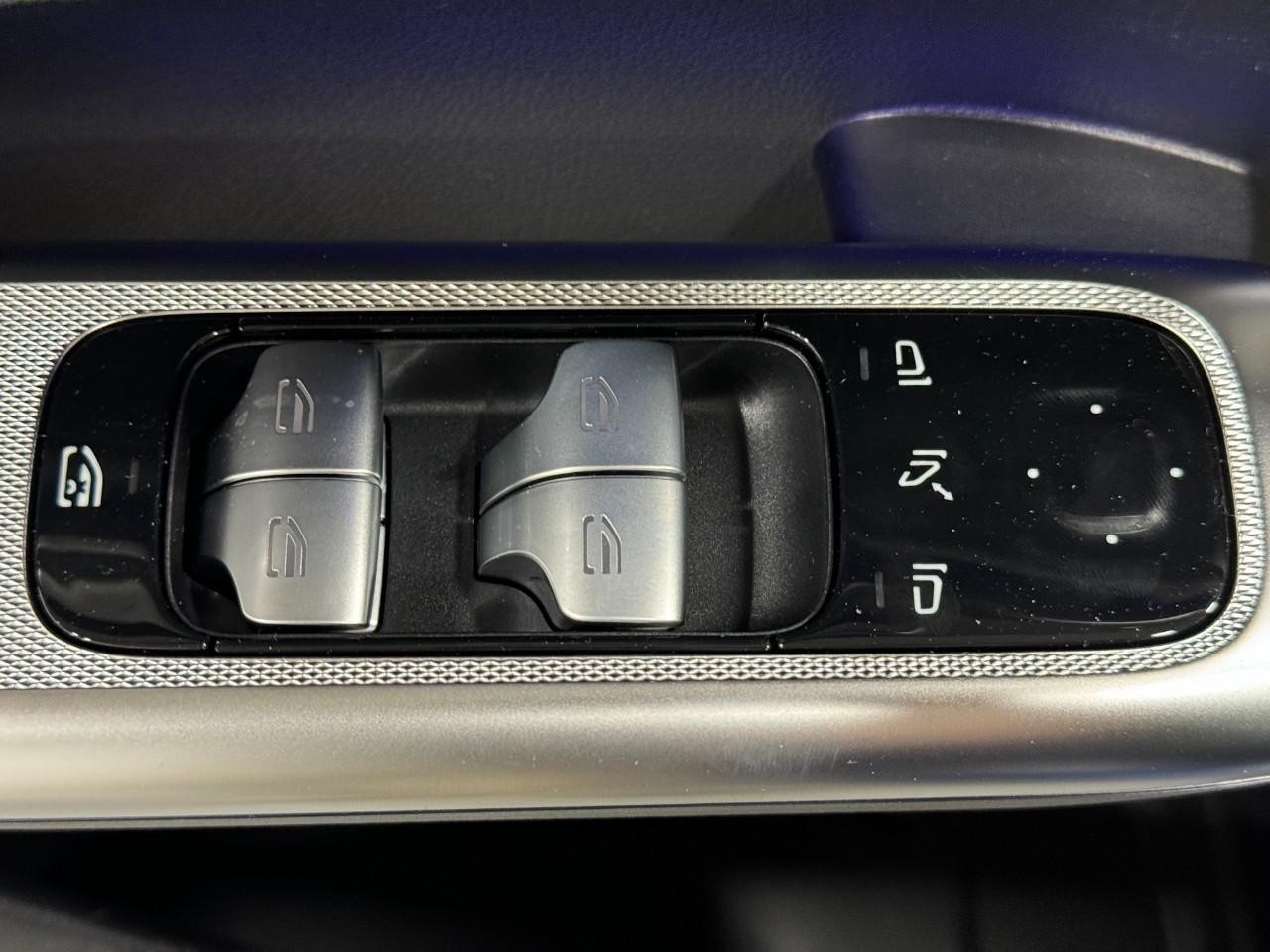 Mercedes-Benz GLC Vehicle Full-screen Gallery Image 24