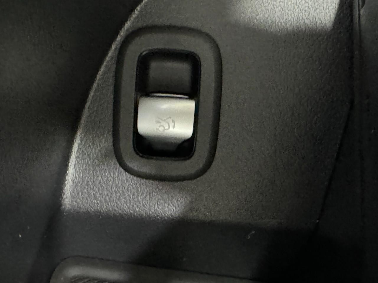 Mercedes-Benz GLC Vehicle Full-screen Gallery Image 25